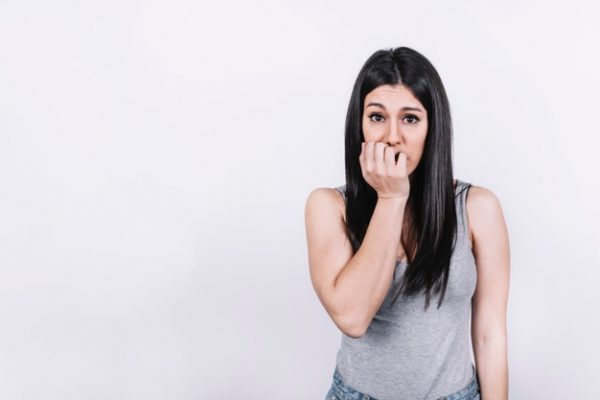 Нервная женщина кусает гвозди | Бесплатно Фото